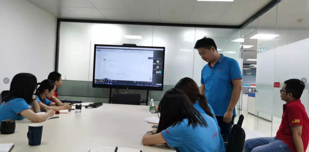 萨科微半导体SLKOR同事在研讨金蝶KIS云实施的信息细节